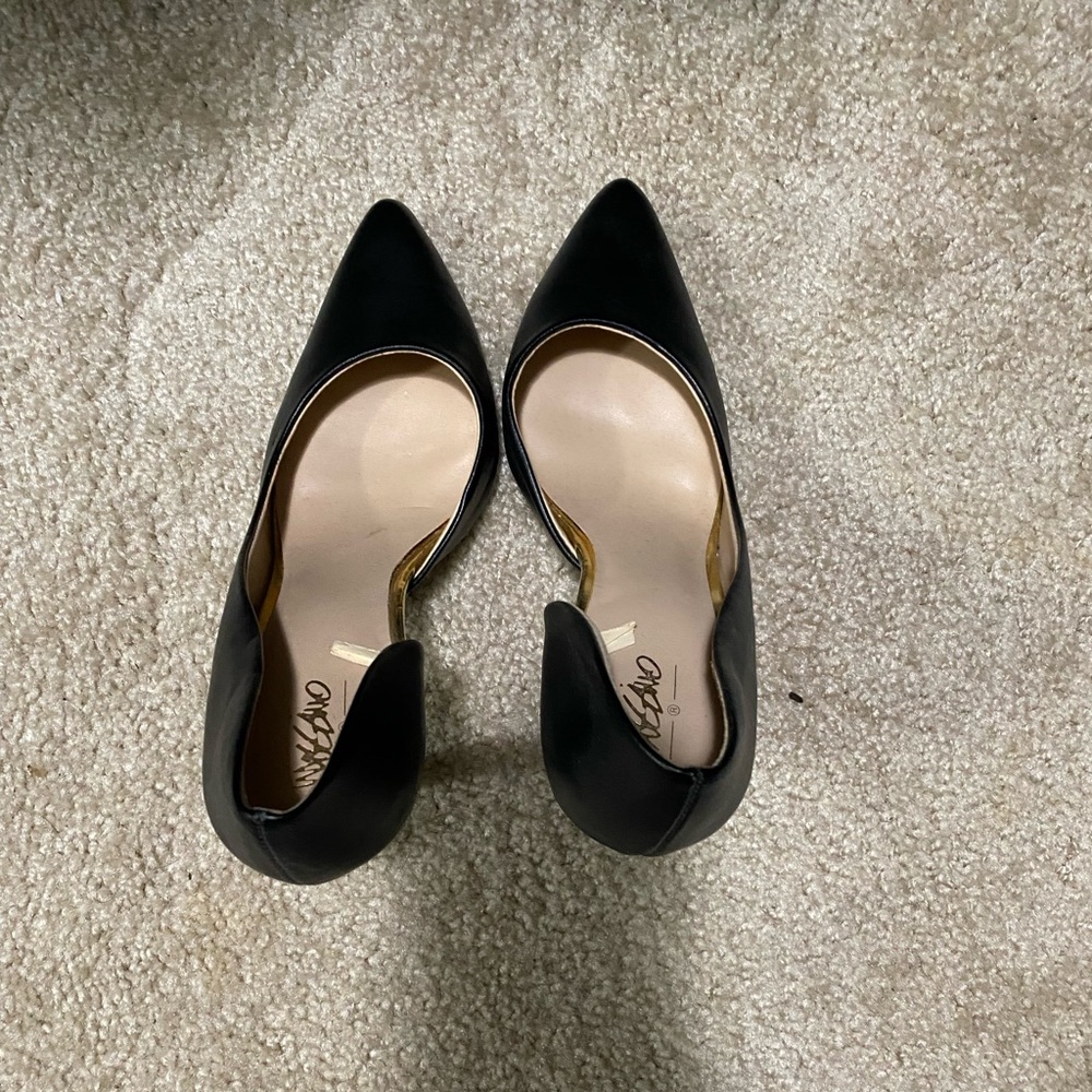 Black Mossimo pointed toed pump heel
